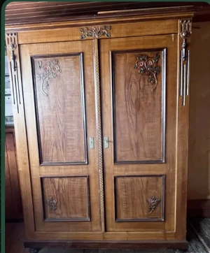 Alte Möbel (Kästen, Tisch, Sofa)