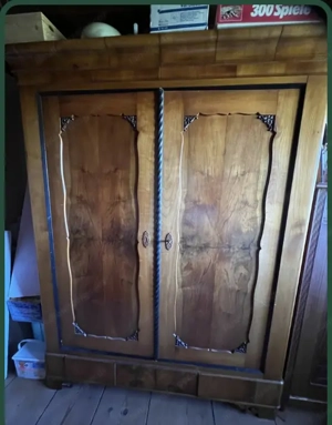 Alte Möbel (Kästen, Tisch, Sofa) Bild 3