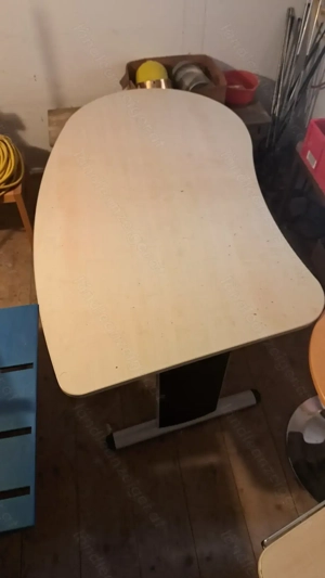 Schreibtisch mit Beistelltisch für Drucker