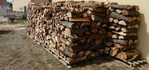 Trockenes Brennholz   bereit zum Verbrennen