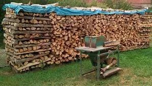 Trockenes Brennholz   bereit zum Verbrennen Bild 2