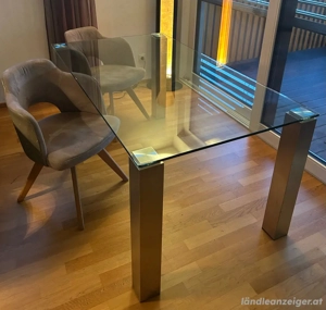 Esszimmertisch mit Glasplatte