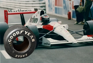 Original Formel 1 Reifen - hinten GOODYEAR aus 80 90er Jahren - Ein Blickfang Bild 3