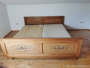 Schlafzimmermöbel im alten Stil 