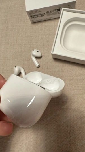 Apple AirPods 4 unbenutzt