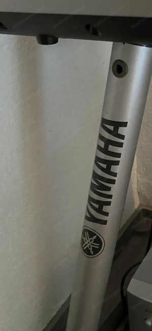 Yamaha Tyros 5, Boxen und original Ständer Bild 2