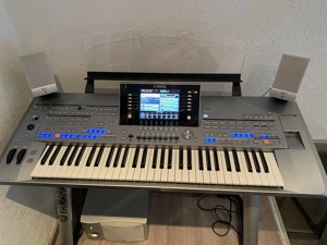 Yamaha Tyros 5, Boxen und original Ständer