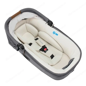 Babyschale für Auto mit Isofix zu befestigen in bed on board