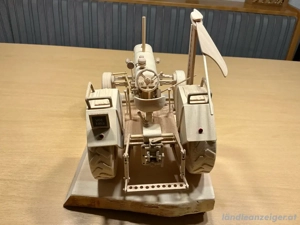 Oldtimer Traktor aus Holz Bild 4