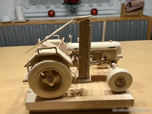 Oldtimer Traktor aus Holz