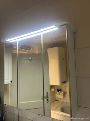 Spiegelschrank mit LED Beleuchtung