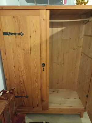 sehr gepflegter antiker Kleiderkasten