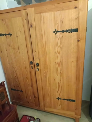 sehr gepflegter antiker Kleiderkasten Bild 2