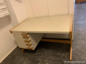 Schreibtisch