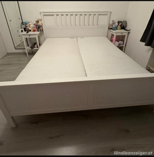 Bett mit Lattenrost und Matratzen