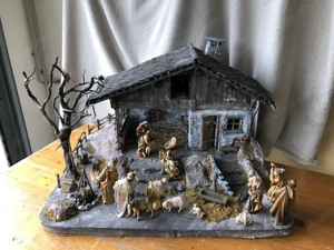 Weihnachtskrippe mit Figuren