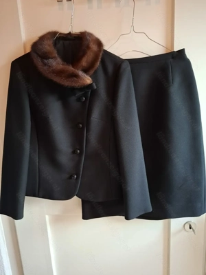 Winterkostüm mit Echtpelzkragen Bild 2