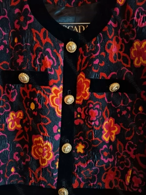 Pfiffige farbenfrohe Damenjacke von Escada Bild 3