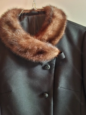 Winterkostüm mit Echtpelzkragen Bild 5