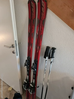 Atomic-ski mit stock und schuhe