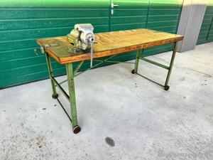 Stabile Werkbank mit massivem Schraubstock   sofort einsatzbereit Bild 3