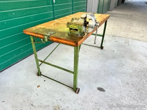 Stabile Werkbank mit massivem Schraubstock   sofort einsatzbereit Bild 2