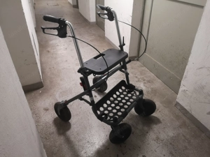 Rollator mit Korb und Fußauflagen
