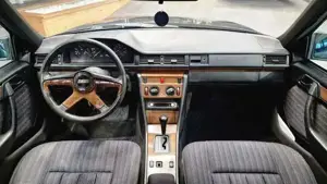 Mercedes-Benz E 300 Bild 15
