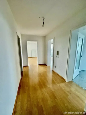 Helle 2-Zimmer Wohnung mit Balkon und Aufzug.