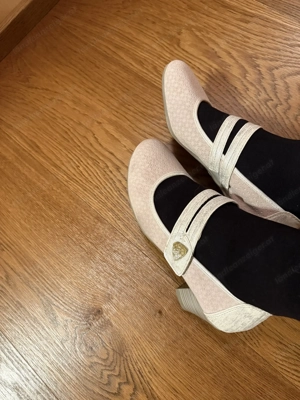 Verkauf von getragenen Schuhen bis hin zu Strumpfhosen Bild 3
