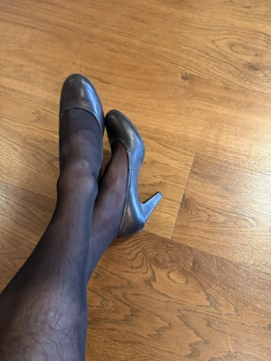 Verkauf von getragenen Schuhen bis hin zu Strumpfhosen Bild 4