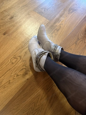 Verkauf von getragenen Schuhen bis hin zu Strumpfhosen Bild 6