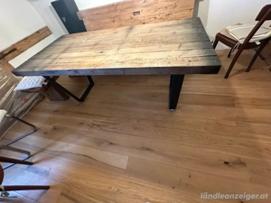 rustikaler Esstisch