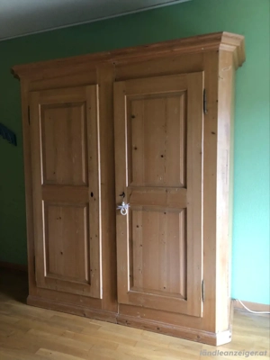 antiker Schrank Bild 3