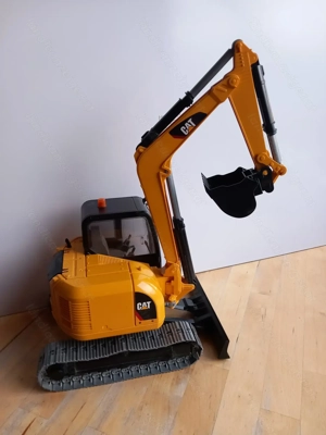 Bruder Bagger CAT Bild 3