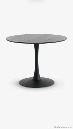 schwarzer, runder Tisch