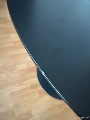 schwarzer, runder Tisch Bild 3