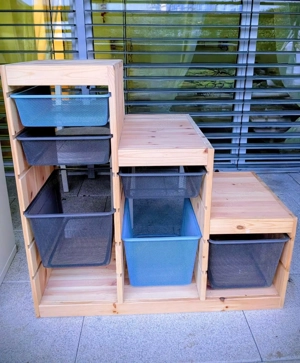 Holzregal Ikea TROFAST mit Metal Kisten.