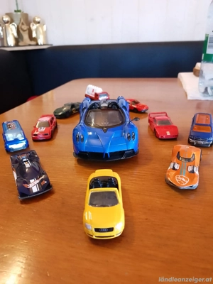 Modellauto mit kleinen Autos  Bild 2