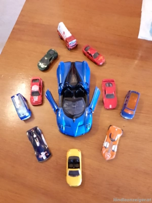 Modellauto mit kleinen Autos  Bild 3