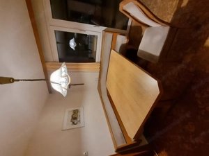 Eckbank mit Tisch und Stuhl