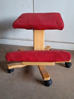 Rückenfreundlicher Kniestuhl  Bild 2