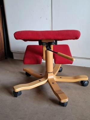 Rückenfreundlicher Kniestuhl  Bild 3