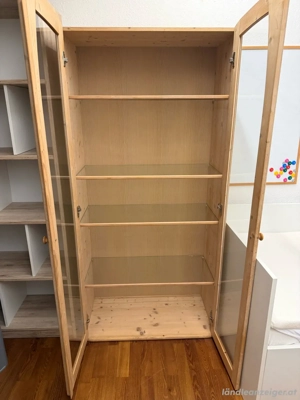 Vitrinenschrank aus Holz mit Glastüren Bild 2