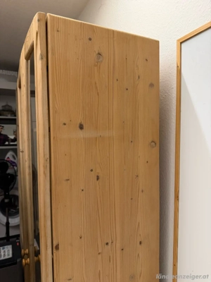 Vitrinenschrank aus Holz mit Glastüren Bild 3