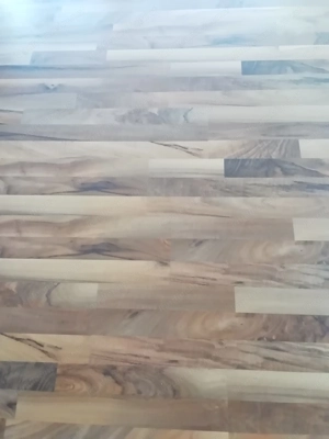 Laminatboden Nussdesign zu verschenken