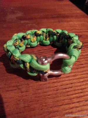 Armband mit Metallkarabiner Bild 2