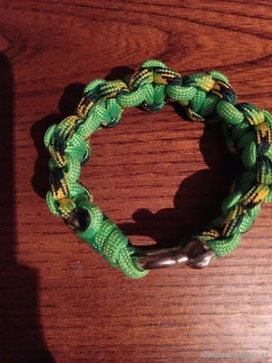 Armband mit Metallkarabiner