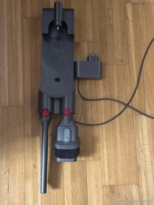 Dyson V8 zubehör mit Wandhalterung 