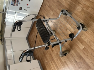 Rollator mit Sitzfläche